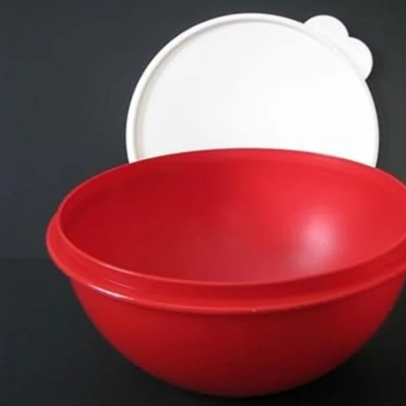 Tupperware Thatsa Mixing Bowl Medium Holidays Red & White Color 19 Cup capacity! - Picture 6 of 11
